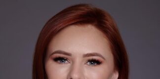 București, 17 mai 2023 –  ARIR (Asociația Română pentru Relația cu Investitorii), promotorul conceptului de Relaţia cu Investitorii (IR), anunță că la inițiativa sa și cu sprijinul KPMG Legal – Toncescu și Asociații SPRL, cu susținerea Autorității de Supraveghere Financiară și a Bursei de Valori București, s-a obținut introducerea a două noi coduri în Clasificarea Ocupațiilor din România (COR), dedicate funcțiilor de Director Relația cu Investitorii (COR 121920) și Specialist Relația cu Investitorii (COR 241272). Cele două coduri au devenit utilizabile inclusiv în platforma Revisal începând din data de 10 aprilie 2023. Astfel, ARIR estimează creșterea numărului de persoane ce se instruiesc în acest domeniu și o mai mare atenție a companiilor asupra recrutării de personal specializat, fiind consolidată piața de resurse umane în IR.  Daniela Șerban, Președinte și Co-fondator ARIR: „Includerea în Clasificarea Ocupațiilor din România a funcțiilor de Specialist și Director Relația cu Investitorii este un semn de evoluție și maturizare a pieței de capital românești. Este o recunoaștere a eforturilor și a rolului tot mai mare pe care companiile listate le acordă persoanelor care activează în acest domeniu, facilitând comunicarea dintre companiile listate la bursă și investitori. Avem o reușită importantă a ARIR în promovarea activității de Investor Relations în România și în simplificarea angajării de personal în aceste funcții specifice. Am avut o colaborare foarte bună cu toate instituțiile implicate în acest proces și le mulțumim pentru sprijinul oferit comunității de IR.” Adrian Tănase, Director General, Bursa de Valori București: „Cu certitudine, includerea, începând de anul acesta, în Clasificarea Ocupațiilor din România a funcțiilor dedicate Relației cu Investitorii va contribui și mai mult la creșterea importanței pe care companiile listate la bursă au început deja să o acorde relației cu investitorii. Totodată, de acum înainte, angajații specializați în comunicarea cu investitorii vor avea o recunoaștere oficială a meseriei lor și companiile listate își vor putea crește vizibilitatea prin procesul de recrutare a acestor specialiști. Suntem încântați că, ARIR împreună cu toți cei implicați în proces au reușit să concretizeze această inițiativă și suntem convinși că ea reprezintă un pas înainte spre modernizarea pieței de capital locale.” Günay Duagi, Senior Managing Associate KPMG Legal – Toncescu si Asociații SPRL: „Ne bucurăm că am putut fi alături de ARIR în această inițiativă binevenită pentru piața de capital din România. Credem că includerea în Clasificarea Ocupațiilor din România a funcțiilor de Specialist și Director Relația cu Investitorii poate contribui la creșterea performanței în acest domeniu și indirect la încrederea investitorilor în piata de capital. Am sprijinit și vom continua să sprijinim inițiativele care pot contribui la atingerea potențialului pieței de capital din România.” Tema a fost adusă în spațiul public de către ARIR și KPMG Legal în anul 2020, iar în urma parcurgerii tuturor etapelor și susținerii în fața decidenților instituționali, precum Ministerul Muncii și Solidarității Sociale, Autoritatea de Supraveghere Financiară și Inspecția Muncii, introducerea celor două coduri a fost publicată în Monitorul Oficial în anul 2022. Ulterior publicării, codurile au putut fi utilizate doar în contractele de muncă, iar odată cu lansarea noii versiuni a Registrului General de Evidență a Salariaților (Revisal) din data de 10 aprilie, acestea pot fi utilizate și în cadrul platformei. Includerea în Clasificarea Ocupațiilor din România a funcțiilor de Specialist și Director Relația cu Investitorii deschide activitatea de gestionare a Relației cu Investitorii spre o carieră dedicată, cu un parcurs și repere proprii. Context Ultimii ani au fost marcați de o creștere semnificativă a interesului pentru noi listări și investiții bursiere, cu noi recorduri în ambele situații. Anul 2021 a reprezentat un moment de vârf în ceea ce privește listările, Bursa de Valori București a avut 23 de noi companii cu acțiuni admise la tranzacționare. Cu privire la numărul de investitori, anul-record a fost 2022, atunci când a fost atins numărul de 133 mii. În aceste condiții, membrii comunității ARIR au observat o nevoie tot mai mare de personal calificat în domeniul Relației cu Investitorii (IR), pentru a crea o punte între cele două categorii aflate în continuă creștere. În plus, în România sunt peste 2.000 de companii cu mai mult de 20 acționari, conform unei analize ARIR, astfel pot avea nevoie de o persoană dedicată care să gestioneze relația cu aceștia și care pot utiliza noile funcții. A.S.F., în calitatea sa de autoritate competentă în domeniul pieței de capital contribuie la consolidarea unui cadru integrat de funcționare și supraveghere a piețelor, în baza competențelor conferite prin OUG nr. 93/2012. A.S.F. sprijină orice măsuri menite să consolideze piața de capital, respectiv să faciliteze și să promoveze realizarea unei informări corespunzătoare a investitorilor, în contextul îndeplinirii cerințelor de transparență de către emitenții listați pe piața de capital.  Astfel, în contextul promovării de către A.S.F. a unui dialog permanent cu principalele entități care activează pe piața de capital, în vederea identificării celor mai importante aspecte cu care se confruntă piața, respectiv a promovării celor mai bune soluții menite să susțină consolidarea acesteia, A.S.F. a susținut demersul de introducere în cadrul structurii COR a ocupațiilor de Specialist pentru Relația cu Investitorii, respectiv cea de Director pentru Relația cu Investitorii, exprimându-și poziția favorabilă în acest sens, în contextul discuțiilor cu ARIR.   Astfel, deși legislația specifică pieței de capital din România nu face trimitere în mod expres la rolul/funcția de Specialist pentru Relația cu Investitorii, respectiv la cea de Director pentru Relația cu Investitorii, A.S.F. a considerat că aceste două funcții sunt importante pentru ca un emitent admis la tranzacționare să își poată îndeplini în mod eficient obligațiile legale ce îi revin în ceea ce privește elaborarea, transmiterea și publicarea raportărilor curente și periodice, precum și asigurarea condițiilor pentru a permite exercitarea drepturilor ce le revin investitorilor ca acționari în aceste societăți.  În acest context, pentru implementarea în practică a posibilității de utilizare a codurilor anterior menționate, în cursul anului 2022, A.S.F. și-a arătat, totodată, deschiderea de a colabora cu instituții relevante implicate în acest proces, prin furnizarea, potrivit competențelor A.S.F., a oricăror informații referitoare la piața de capital, necesare atingerii acestui obiectiv.  Asociația Română pentru Relația cu Investitorii – ARIR a fost înființată la inițiativa Danielei Șerban în noiembrie 2018 împreună cu membrii fondatori: Bursa de Valori București (BVB), ALRO, Electromagnetica, Franklin Templeton Management – București, Hidroelectrica, Nuclearelectrica, Teraplast, Transelectrica şi Tony Romani. Au aderat comunității: Electrica, OMV Petrom, Antibiotice, Purcari, Idea Bank, BRK Financial Group, Banca Transilvania, Transgaz, MedLife, Romcarbon, Farmaceutica REMEDIA, Autonom, IMPACT Developer & Contractor, One United Properties, Transport Trade Services, Patria Bank, Connections Consult, BRD – Groupe Société Générale, Rompetrol și Agista ca Membri Asociați. INNOVA Project Consulting, ENVISIA, RTPR, Mazars și Marsh Broker de Asigurare – Reasigurare și Dentons au devenit Membri Afiliați. Membrii ARIR sunt printre cele mai mari companii din România, ce au în comun obiectivul de a implementa cele mai bune practici de transparență, comunicare cu investitorii și guvernanță corporativă. ***  Despre Asociația Română pentru Relația cu Investitorii (ARIR):  ARIR este promotorul conceptului de Relaţia cu Investitorii (Investor Relations – IR) în România și susține că prin respectarea unor standarde de transparență, guvernanţă corporativă și proactivitate în comunicarea cu investitorii membrii noștri vor beneficia de plusvaloare, atrage mai uşor finanțare, avea reputație și încrederea necesară dezvoltării continue a afacerilor lor. ARIR a fost fondată în 2018 de companii listate, cu potențial de listare, administratori de fonduri și profesioniști în IR.