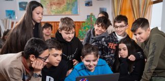 Dezvoltarea copiilor și presiunea ecranelor. Cum afectează timpul petrecut online comportamentele psihosociale și gândirea critică